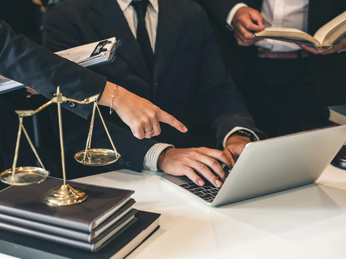 Equipe da VNX Capital analisando processo de precatório com segurança jurídica